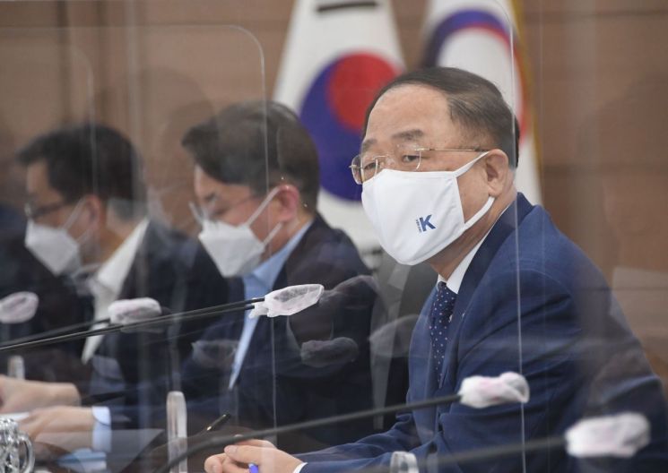 홍남기 "'위드 코로나' 해외선례 조사·연구" 기재부에 지시 