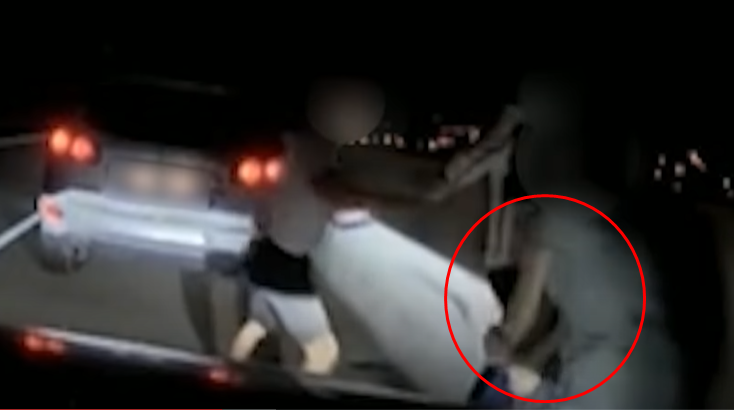 고속도로에서 만취 상태로 운전하던 운전자가 피해 차량 운전자 부부에게 발길질을 해 논란이 일고 있다. 사진=유튜브 채널 '한문철TV' 화면 캡처.
