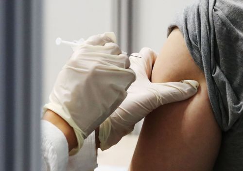 27일 오전 서울 마포구 코로나19 예방접종센터에서 시민들이 백신 접종을 받고 있다. [이미지출처=연합뉴스]