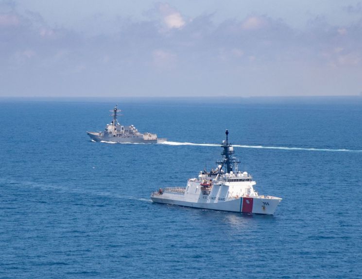 지난해 8월 대만해협을 통과하는 미군 함정들/사진=연합뉴스