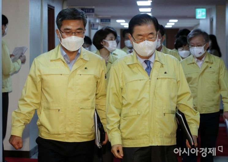 [포토] 국무회의장 들어서는 서욱-정의용 장관