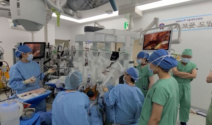 서울대병원, 세계 최초 '흉터 적은' 복강경 간 이식 성공