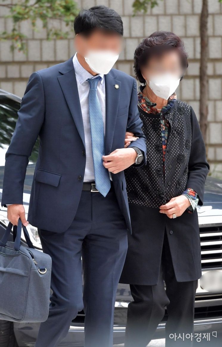 [포토] 2심 공판 향하는 尹 장모 최모씨