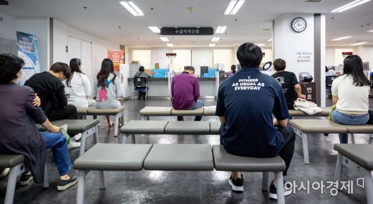 정부가 이끈 고용, 민간은 5만명에 그쳐… "실제 고용상황은 부진"