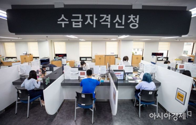 서울 마포구 서울서부고용복지플러스센터를 찾은 실업급여 수급자들이 상담을 받고 있다./강진형 기자aymsdream@