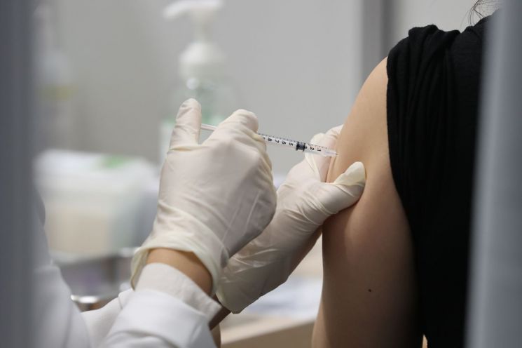 28일 오전 서울 마포구민체육센터에 마련된 코로나19 예방접종센터에서 한 시민이 백신 접종을 하고 있다. /사진=연합뉴스
