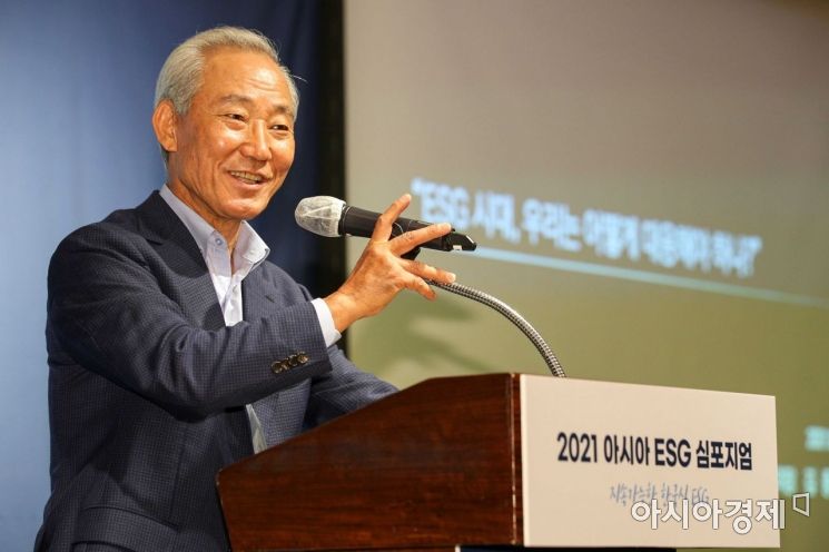 김종훈 SK이노베이션 이사회 의장이 29일 서울 중구 웨스틴조선호텔에서 열린 '2021 아시아 ESG 심포지엄'에 참석해 'ESG 시대, 우리는 어떻게 대응해야 하나?'란 주제로 기조연설 하고 있다./강진형 기자aymsdream@
