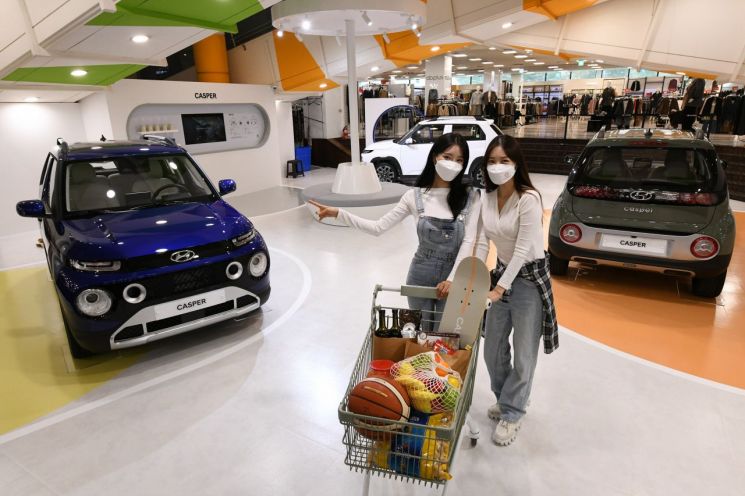 29일 경기도 부천시 홈플러스 부천상동점에 마련된 ‘현대자동차 캐스퍼 쇼룸’에서 모델들이 신차를 소개하고 있다.