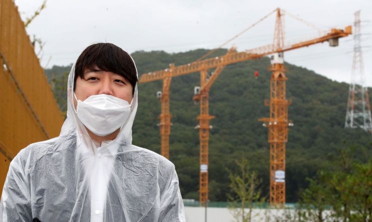 이준석 국민의힘 대표가 29일 경기 성남시 분당구 대장동에서 대장동 개발 의혹에 대해 현지 조사를 하고 있다. / 사진=연합뉴스