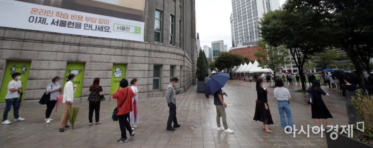 [포토] 역대 두 번째 큰 규모 확진..길어진 검사 행렬