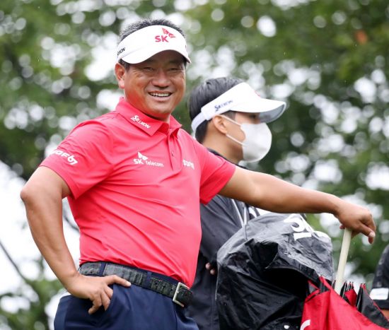 최경주가 이번에는 한국인 최초 PGA 챔피언스(시니어)투어 우승이라는 금자탑을 쌓았다.