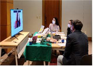 온라인 출판 수출상담회를 진행중인 모습.