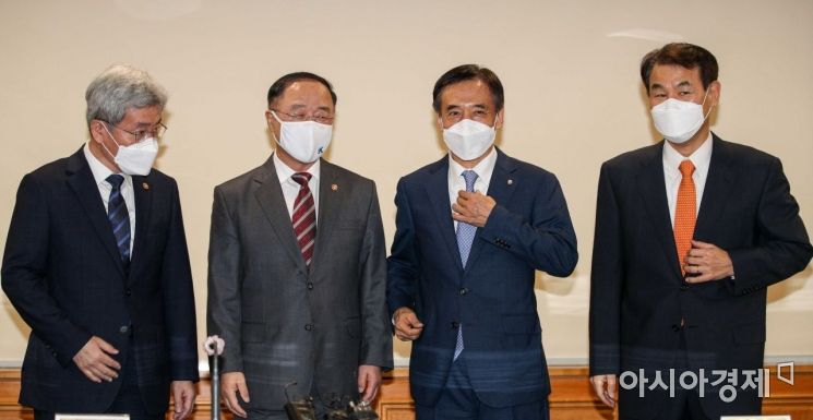 금융·통화정책 수장들이 의견을 나누고 있다. 왼쪽부터 고승범 금융위원회 위원장, 홍남기 경제부총리 겸 기획재정부 장관, 이주열 한국은행 총재, 정은보 금융감독원 원장./강진형 기자aymsdream@