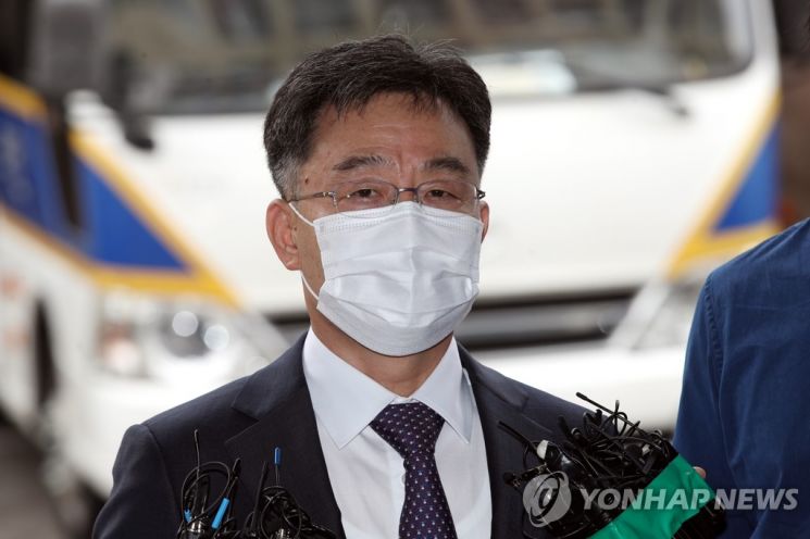경기 성남시 대장동 개발사업에서 특혜를 받은 의혹이 제기된 화천대유자산관리의 최대 주주 김만배씨가 지난 27일 오전 참고인 신분으로 조사받기 위해 서울 용산경찰서로 들어서며 취재진 질문에 답하고 있다./사진=연합뉴스