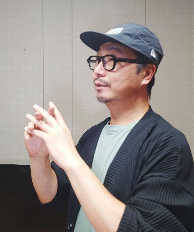 나를 감추면서 남을 관찰하지…안경 같은 너