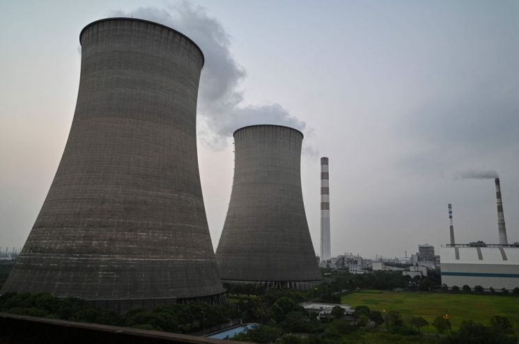 중국 상하이에 있는 우징 석탄 화력발전소 전경. 중국은 최근 10년 새 최악의 전력난에 시달리고 있다. [이미지출처=연합뉴스]