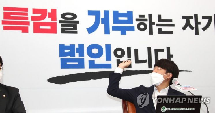 이준석, 화천대유 '50억 클럽' 명단 폭로… "이재명 측근도 있어"