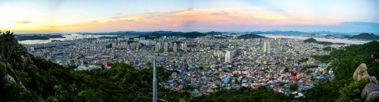 조로옥 작가의 목포전경을 파노라마로 담은 작품으로 흑백의 조화를 이룬 모노크롬 목포 작품은 비엔날레 현장서 관람할 수 있다.