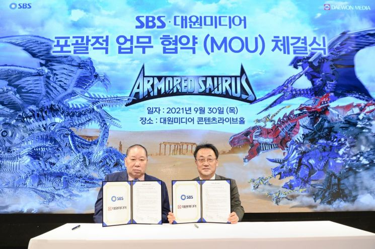 정욱 대원미디어 회장(왼쪽)과 박기홍 SBS 콘텐츠전략본부장이 양사간 업무협약(MOU) 체결 이후 기념사진을 찍고 있다.(제공=대원미디어)