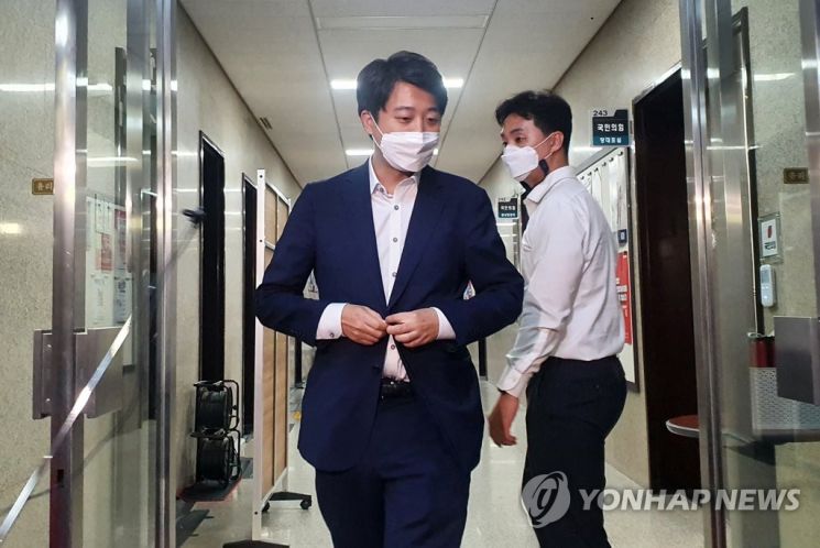 이준석 국민의힘 대표가 지난달 30일 밤 서울 여의도 국회에서 긴급 최고위원회의를 마치고 나오고 있다. / 사진=연합뉴스