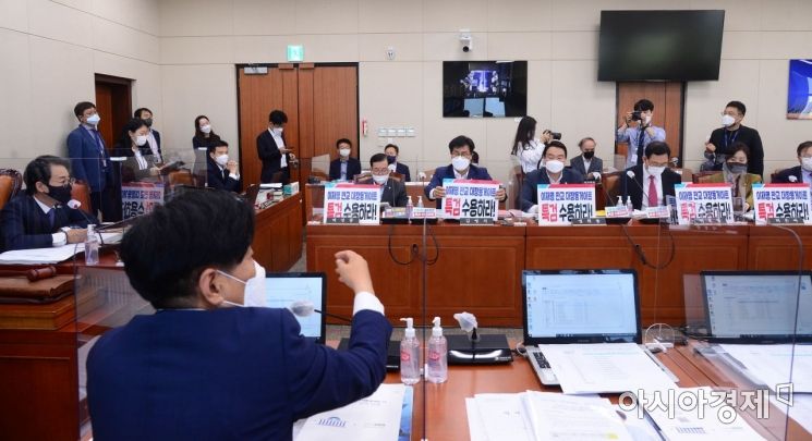 조승래 더불어민주당 의원이 1일 국회에서 열린 국회 과학기술정보방송통신위원회의 과학기술정보통신부 등에 대한 국정감사에 참석, 국민의힘 의원들이 붙힌 '대장동 의혹 관련 특검을 요구'하는 피켓에 대해 항의하고 있다./윤동주 기자 doso7@