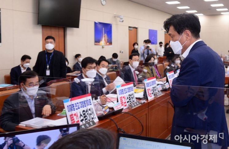 조승래 더불어민주당 의원이 1일 국회에서 열린 국회 과학기술정보방송통신위원회의 과학기술정보통신부 등에 대한 국정감사에 참석, 국민의힘 의원들이 붙힌 '대장동 의혹 관련 특검을 요구'하는 피켓에 대해 항의후 감사장을 나가고 있다./윤동주 기자 doso7@