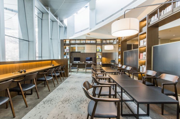 그랜드 워커힐 서울, '워커힐 라이브러리'.