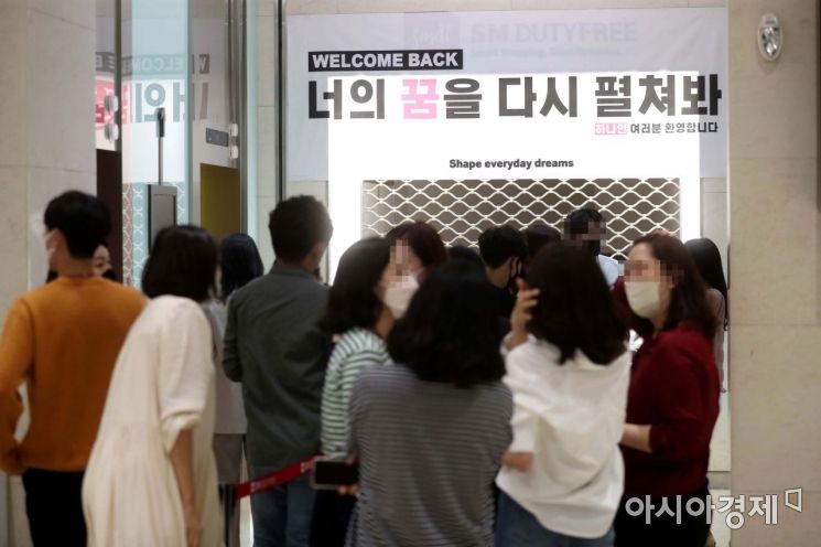 국내 최대 여행사인 하나투어가 1일 정상 근무 체제로 전환했다. 코로나19 팬데믹으로 지난해 4월부터 필수근무 인력을 제외하고 유·무급 휴직을 시행한 지 1년 6개월 만이다. 하나투어에 따르면 이날 직원 1200명 중 육아휴직을 비롯한 휴직자를 제외하고 1100명 정도가 출근했다고 밝혔다. 이번 하나투어 업무 정상화는 임직원 1000명 이상 상장기업 중 ‘위드 코로나’로 전환하는 첫 사례다. 서울 종로구 공평동 하나투어 본사에서 직원들이 점심식사를 마치고 오후 업무를 위해 이동하고 있다. /문호남 기자 munonam@