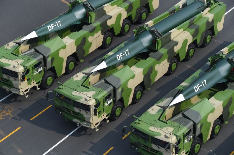2019년 10월 1일 중국 국경절에 공개된 중국의 극초음속 미사일 둥펑(DF)-17 미사일의 모습[이미지출처=연합뉴스]