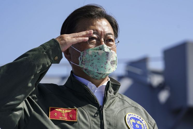 문재인 대통령이 1일 경북 포항 영일만 해상 마라도함에서 열린 제73주년 국군의 날 기념식에서 경례하고 있다. [이미지출처=연합뉴스]