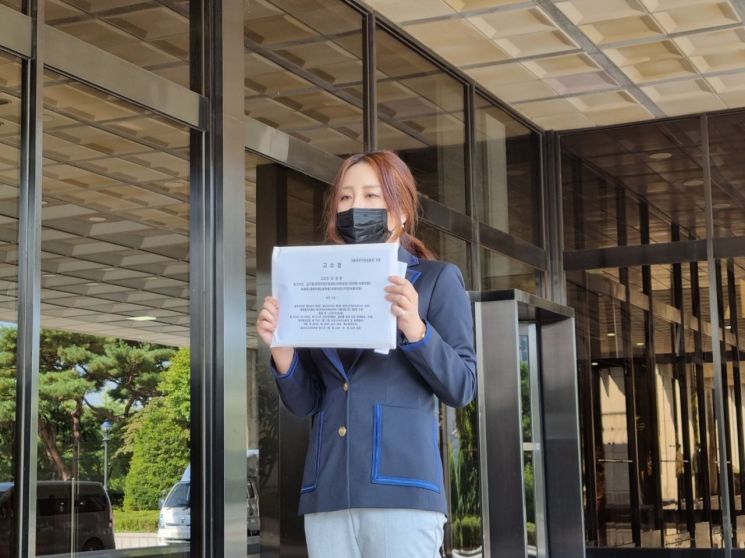 지난달 30일 오후 서울중앙지검에 국민의힘 권성동, 김기현, 윤한홍, 이영, 장제원, 최형두 의원을 공직선거법 위반 등의 혐의로 고소한 조성은 씨가 고발장을 들어 보이고 있다. [이미지출처=연합뉴스]