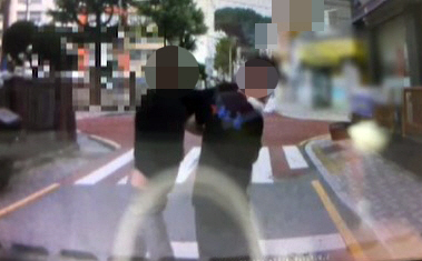태권도 관장 A씨는 지난달 29일 오후 4시10분쯤 부산 북구 태권도장 건물 앞에 세워둔 차량 근처에서 한 남성으로부터 묻지마 폭행을 당했다. [사진=보배드림 캡처]