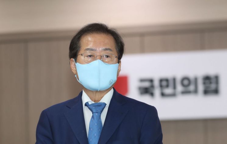 홍준표 국민의힘 대선 경선 예비후보가 3일 부산시당에서 열린 'jp 희망캠프 부산 선대위 임명장 수여식'에 참석해 참석자들을 바라보고 있다. [이미지출처=연합뉴스]
