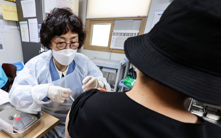 한 시민이 모더나 코로나19 백신을 접종받고 있다. [이미지출처=연합뉴스]