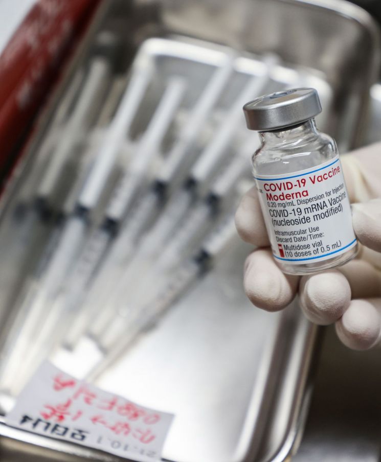 백신 후유증 호소하는 유명인들…"심장 무한 쿵덕거림…밤잠 설쳐"