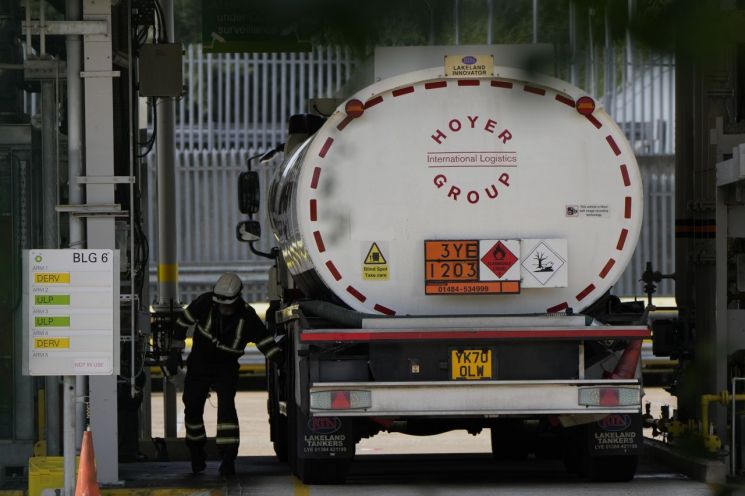 英 트럭기사 부족 사태에 유럽 공급망 '흔들'