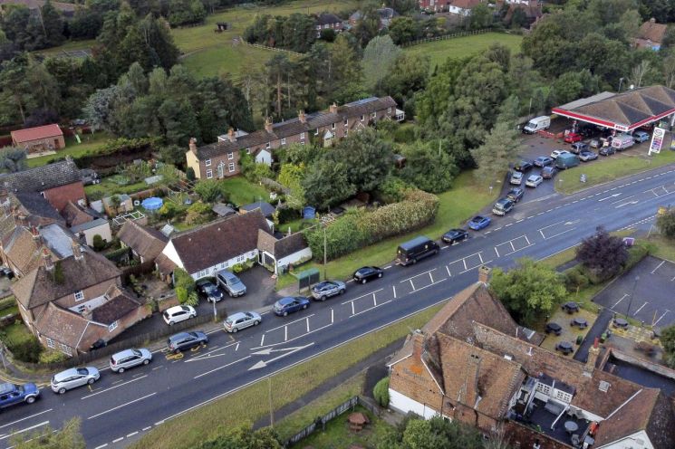 英 트럭기사 부족 사태에 유럽 공급망 '흔들'