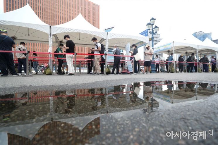 5일 서울역 광장에 마련된 코로나19 임시 선별검사소에서 시민들이 검사를 위해 기다리고 있다. /문호남 기자 munonam@