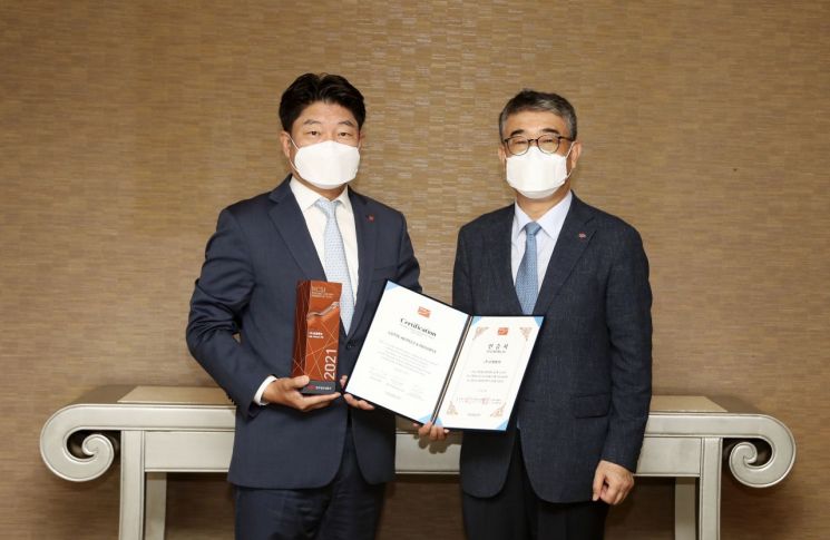 5일 김현식 롯데호텔 대표(왼쪽)가 '2021 국가고객만족도(NCSI)' 1위 기업 인증식에서 수상 후 기념 촬영을 하고 있다.