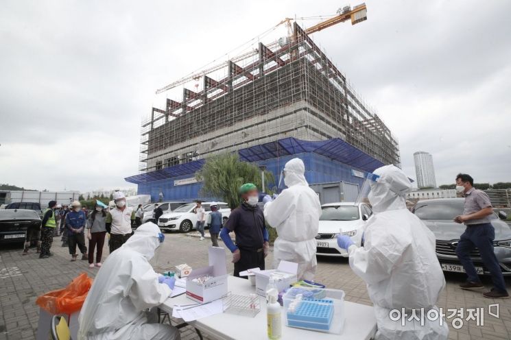[포토] 성동구, 건축 공사 현장 '찾아가는 선별진료소' 운영