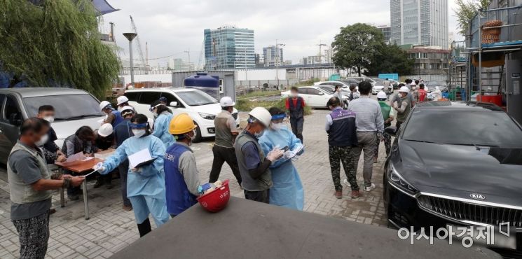 [포토] 코로나19 검사 받는 건설 현장 노동자들