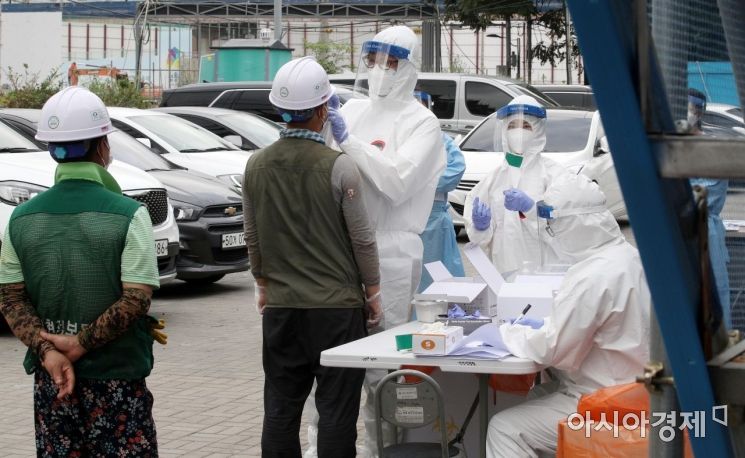 [포토] 코로나19 검사 받는 건설현장 노동자들