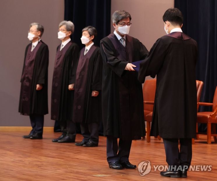 김명수 대법원장이 5일 오후 서울 서초구 대법원에서 열린 신임 법관 임명식에서 신임 법관에게 임명장을 수여하고 있다.