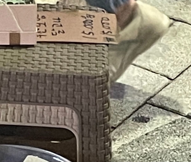 한 누리꾼이 지난 주말 홍대 거리에서 자신이 발견한 달고나에 너무 비싼 가격이 매겨져 있다며 공개한 사진. /사진=온라인 커뮤니티 캡쳐