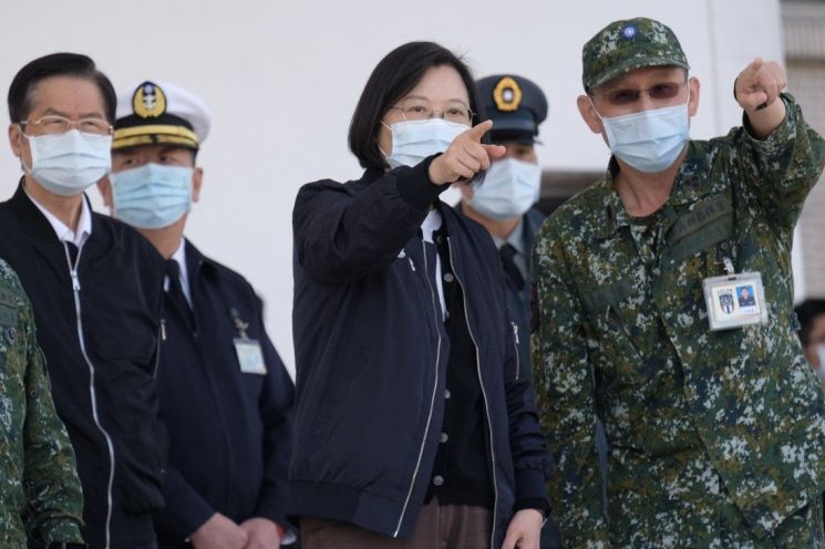 차이잉원 대만 총통이 지난 1월 대만 남부 타이난 군부대를 사열하고 있다.(사진출처:AP통신)