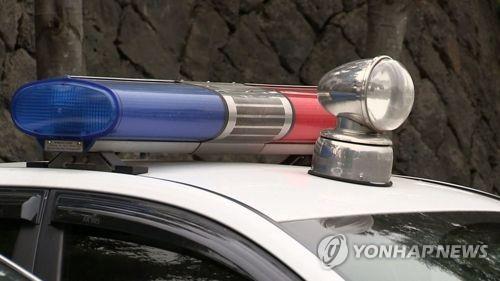 경찰이 중고차 관련 유튜버를 차량에 매단 채 끌고 가 중상을 입힌 20대 여성에게 음주운전과 특수상해 혐의를 적용했다.(사진=연합뉴스)