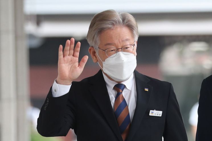 이재명 경기도지사가 5일 오전 임시회 출석을 위해  경기도의회로 이동하던 중 지지자들에게 손을 흔들고 있다. [이미지출처=연합뉴스]