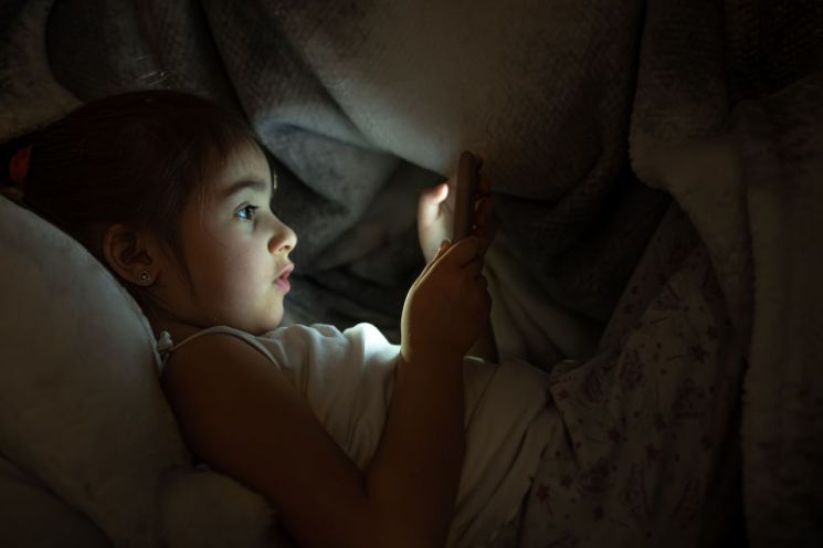밤에 스마트폰 이용하는 아동, 수면시간 짧아