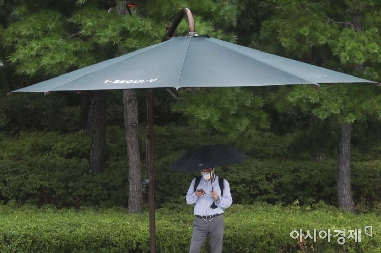 중부지방과 동해안을 중심으로 비가 내린 지난 6일 서울 세종대로에서 우산을 쓴 시민들이 출근길 발걸음을 재촉하고 있다. /문호남 기자 munonam@