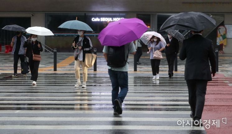 중부지방과 동해안을 중심으로 비가 내린 6일 서울 세종대로에서 우산을 쓴 시민들이 출근길 발걸음을 재촉하고 있다. /문호남 기자 munonam@